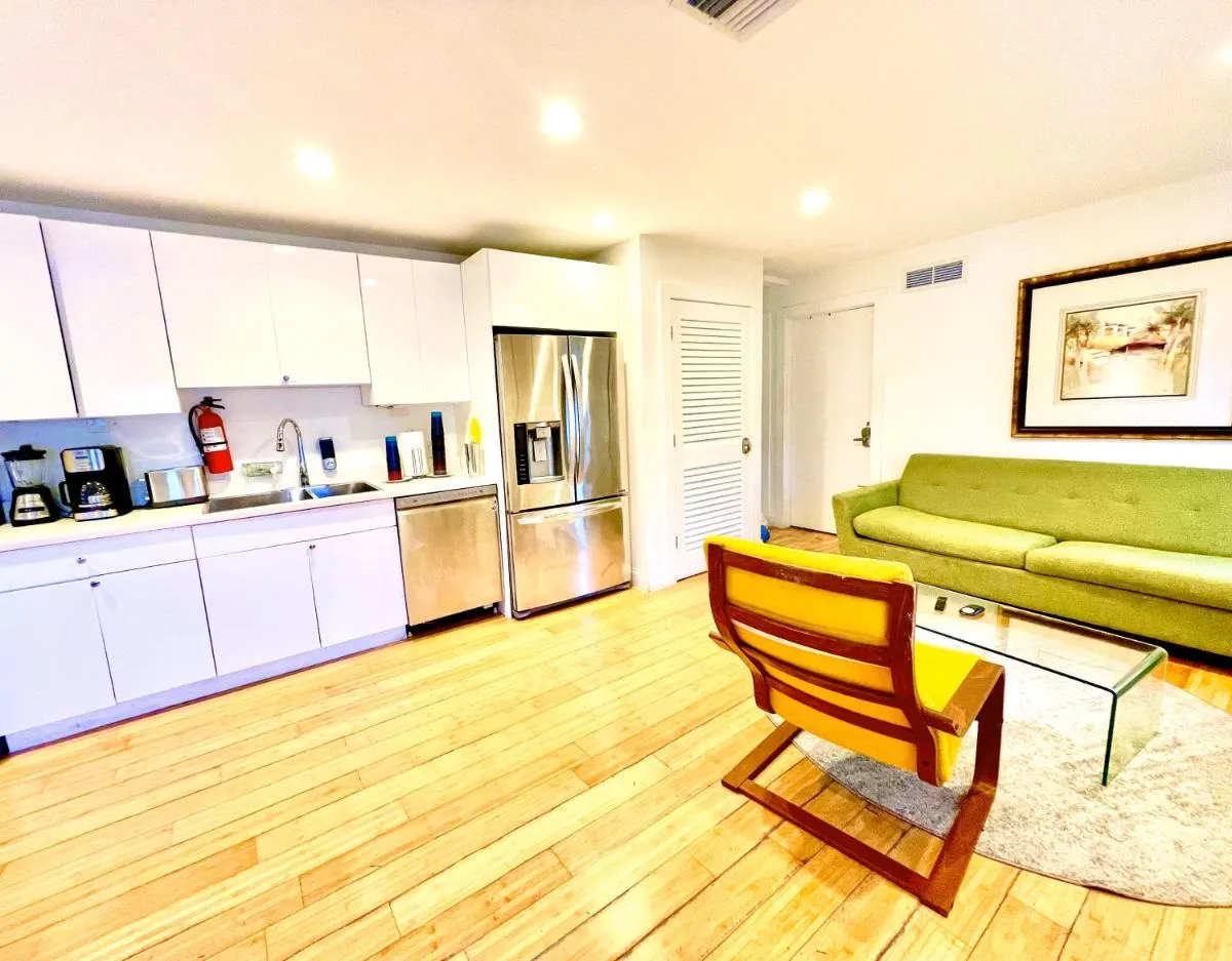 Image 3 of 12 GUESTS LUXURIOUS SOUTH BEACH SUITE 2
