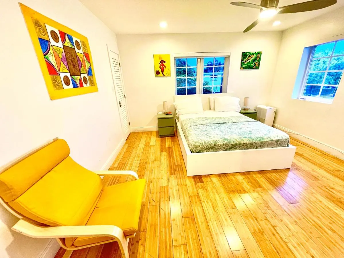 Image 1 of 12 GUESTS LUXURIOUS SOUTH BEACH SUITE 2