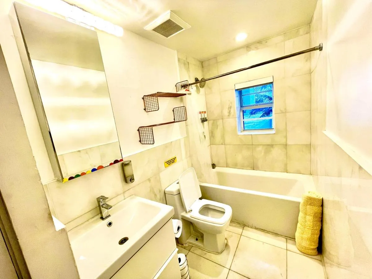 Image 2 of 12 GUESTS LUXURIOUS SOUTH BEACH SUITE 2