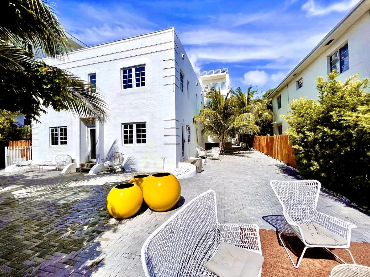 Image 5 of 12 GUESTS LUXURIOUS SOUTH BEACH SUITE 2