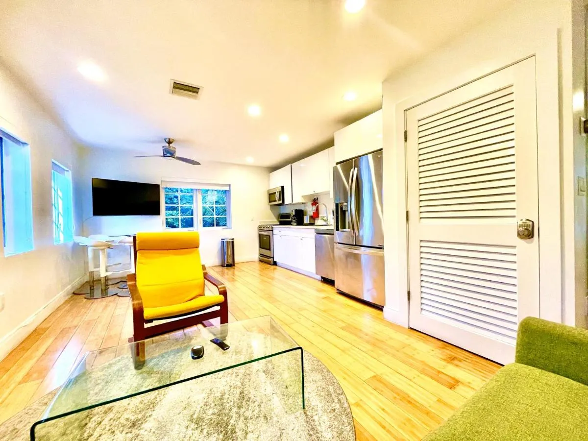 Image 4 of 12 GUESTS LUXURIOUS SOUTH BEACH SUITE 2
