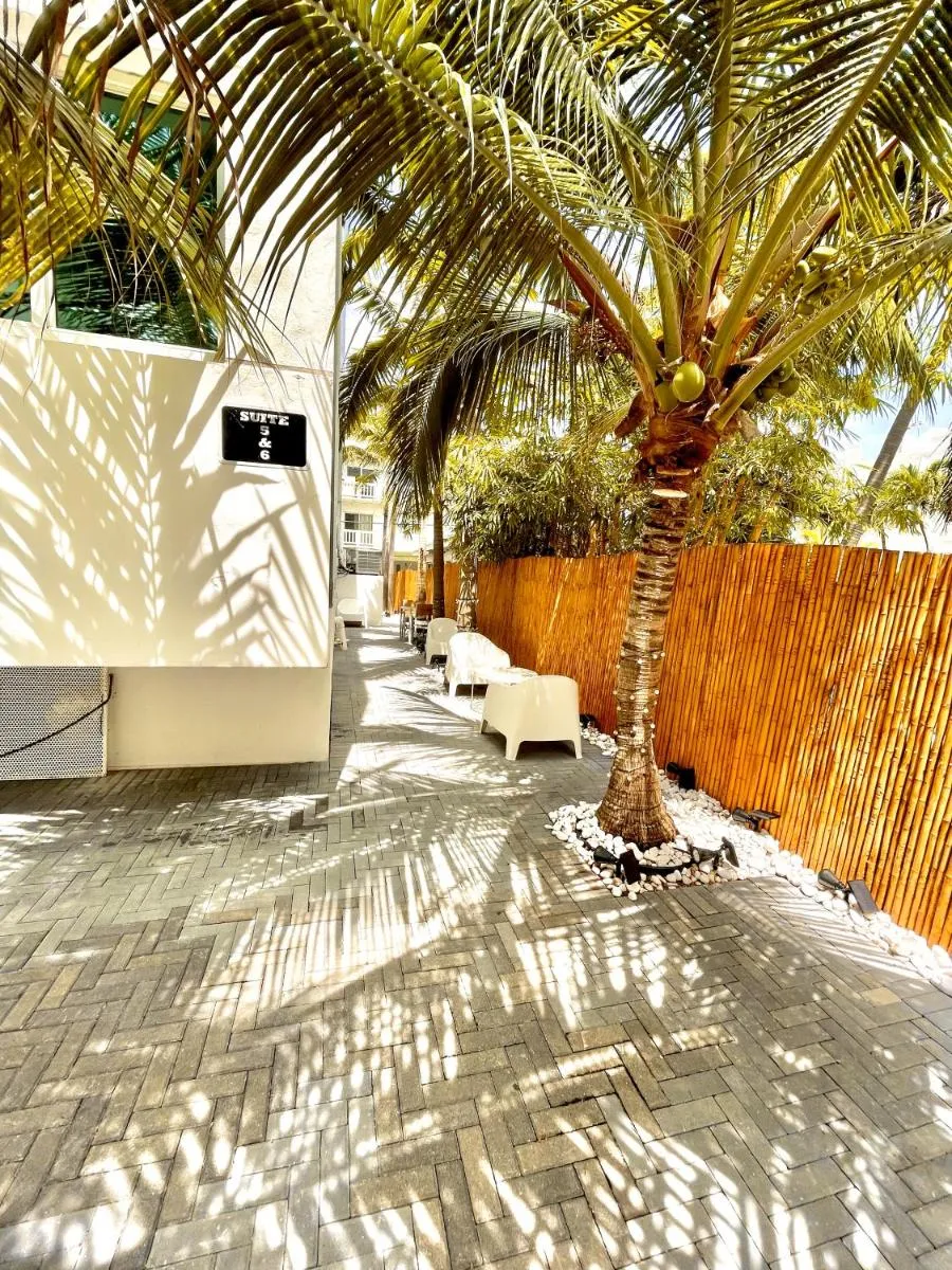 Image 4 of 15 GUESTS LUXURIOUS SOUTH BEACH SUITE WITH ROOFTOP