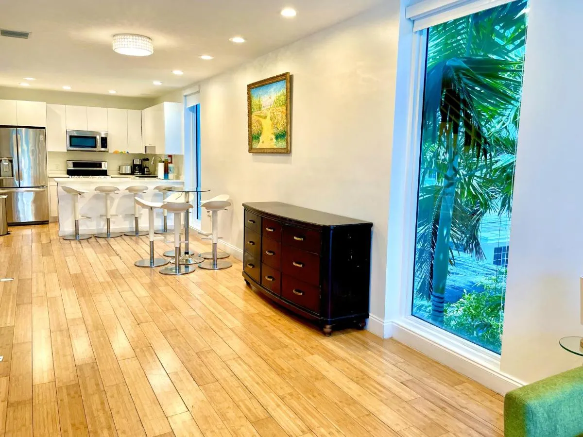 Image 1 of 15 GUESTS LUXURIOUS SOUTH BEACH SUITE WITH ROOFTOP