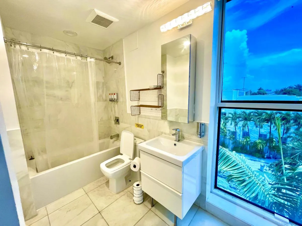 Image 2 of 15 GUESTS LUXURIOUS SOUTH BEACH SUITE WITH ROOFTOP