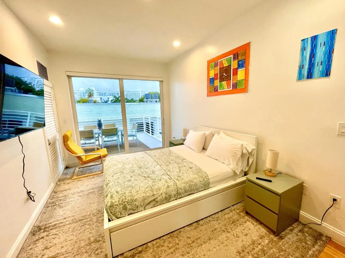 Image 1 of 16 GUESTS LUXURIOUS SOUTH BEACH SUITE WITH ROOFTOP 2