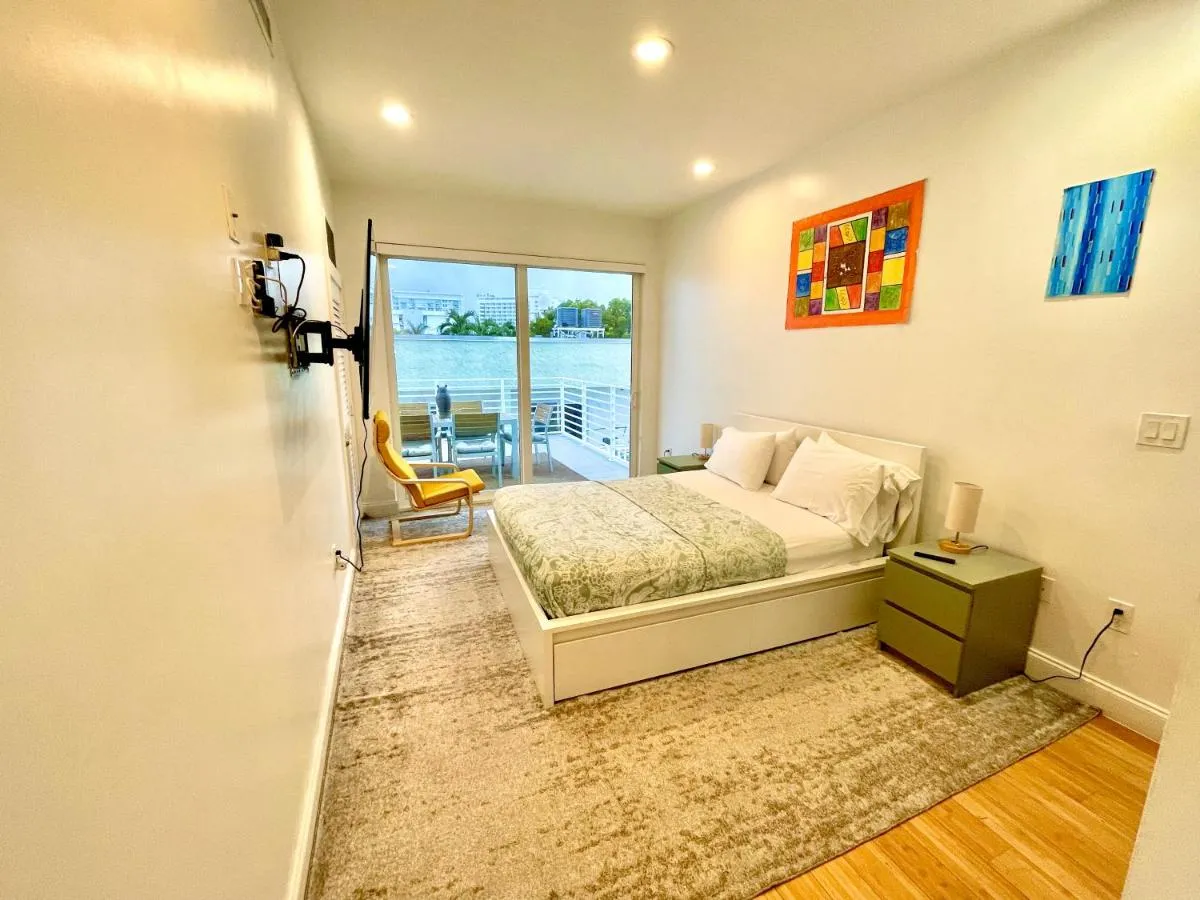 Image 4 of 16 GUESTS LUXURIOUS SOUTH BEACH SUITE WITH ROOFTOP 2