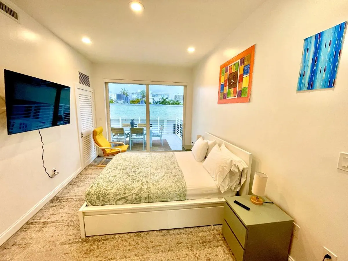 Image 2 of 16 GUESTS LUXURIOUS SOUTH BEACH SUITE WITH ROOFTOP 2