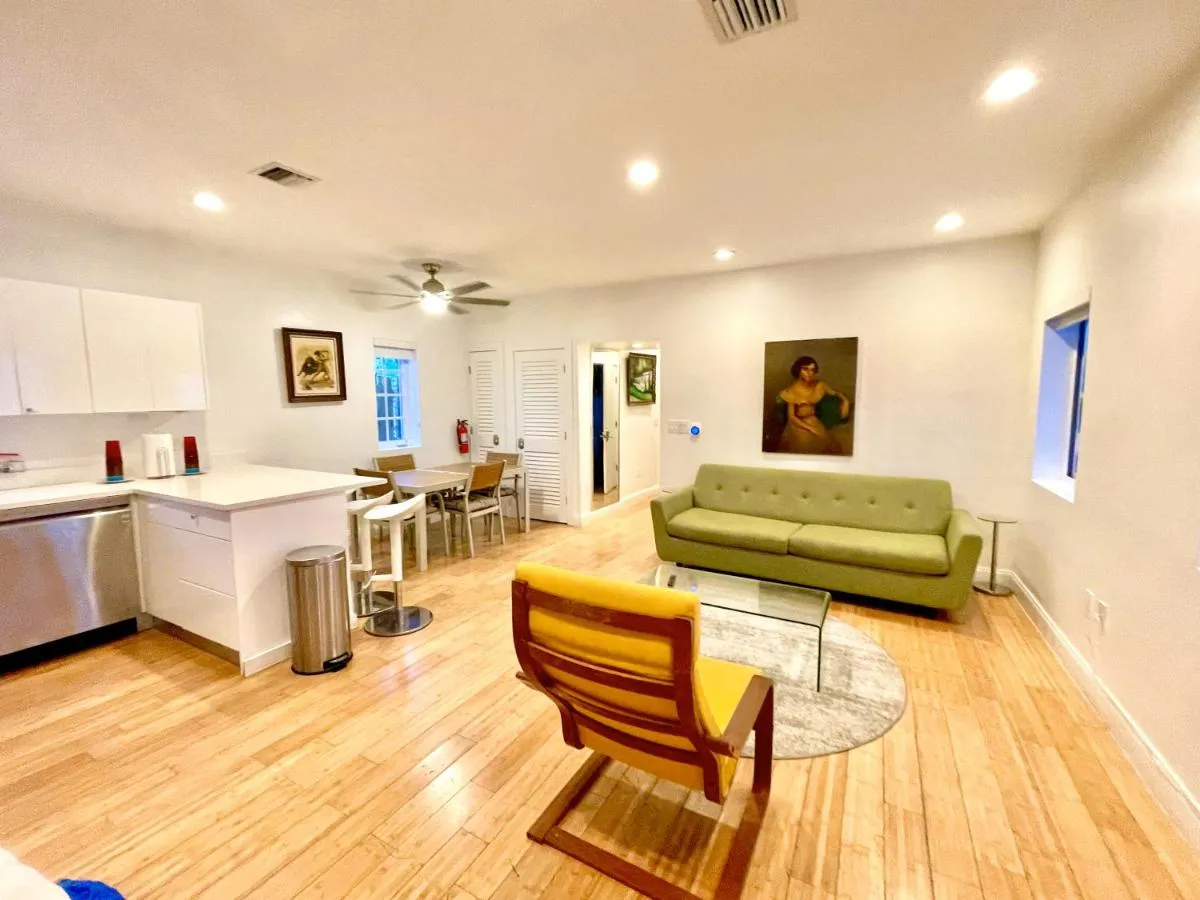 Image 3 of 20 GUESTS LUXURIOUS SOUTH BEACH SUITE
