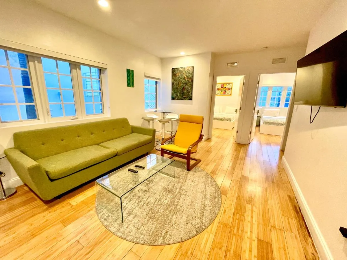 Image 4 of 20 GUESTS LUXURIOUS SOUTH BEACH SUITE
