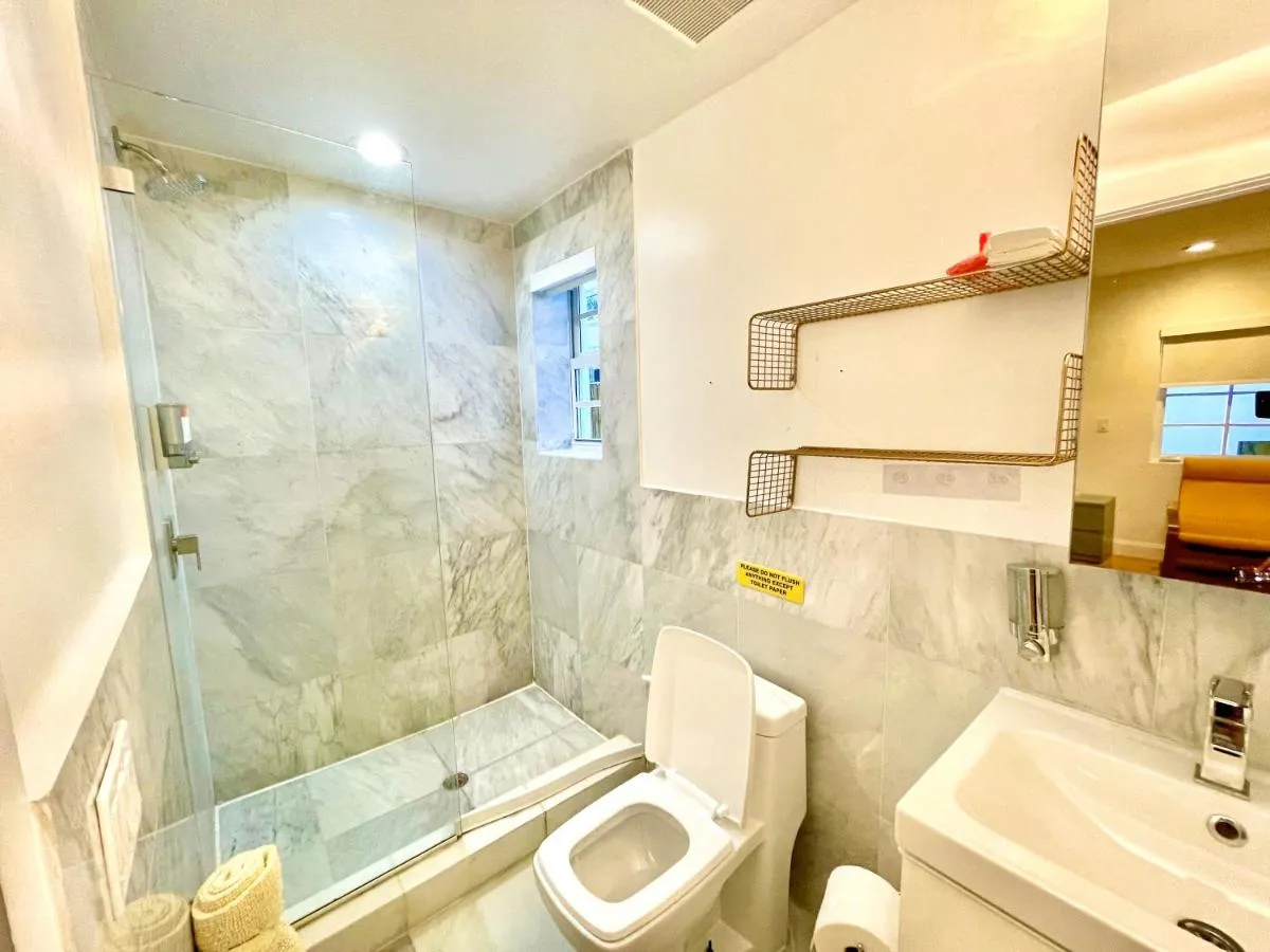 Image 2 of 20 GUESTS LUXURIOUS SOUTH BEACH SUITE 2