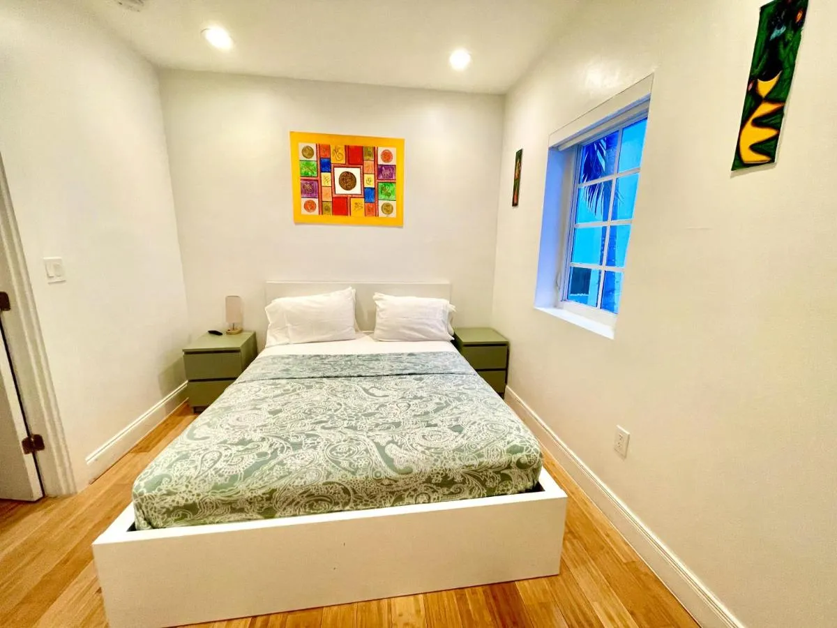 Image 6 of 20 GUESTS LUXURIOUS SOUTH BEACH SUITE 2