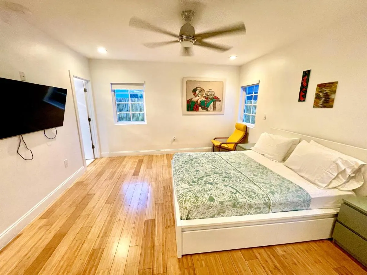 Image 1 of 20 GUESTS LUXURIOUS SOUTH BEACH SUITE 2