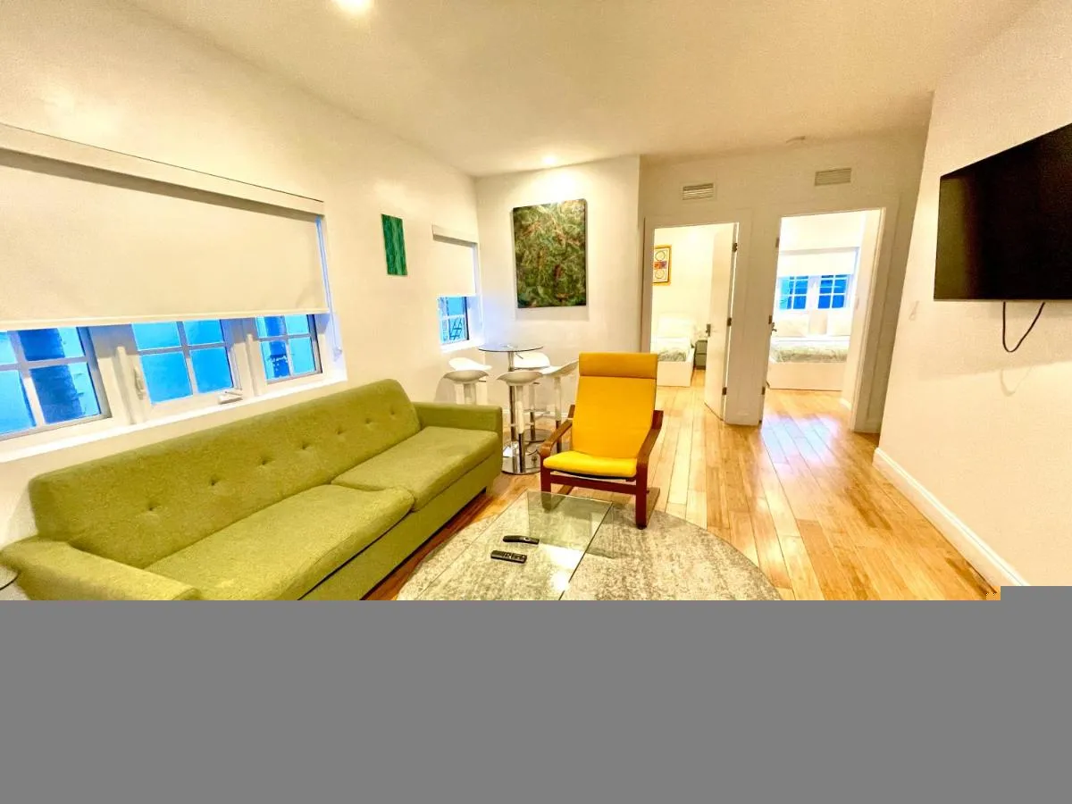 Image 4 of 20 GUESTS LUXURIOUS SOUTH BEACH SUITE 2