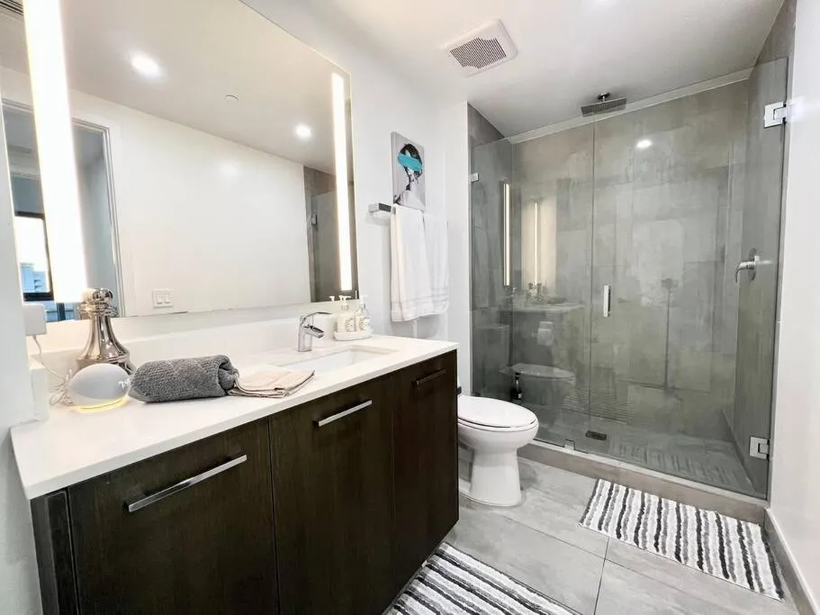 Image 2 of 3 BR 3BA Palace Biscayne bay! Prime Locale Views