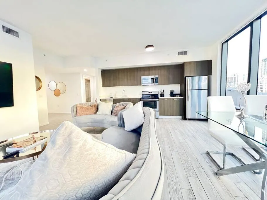 Image 3 of 3 BR 3BA Palace Biscayne bay! Prime Locale Views