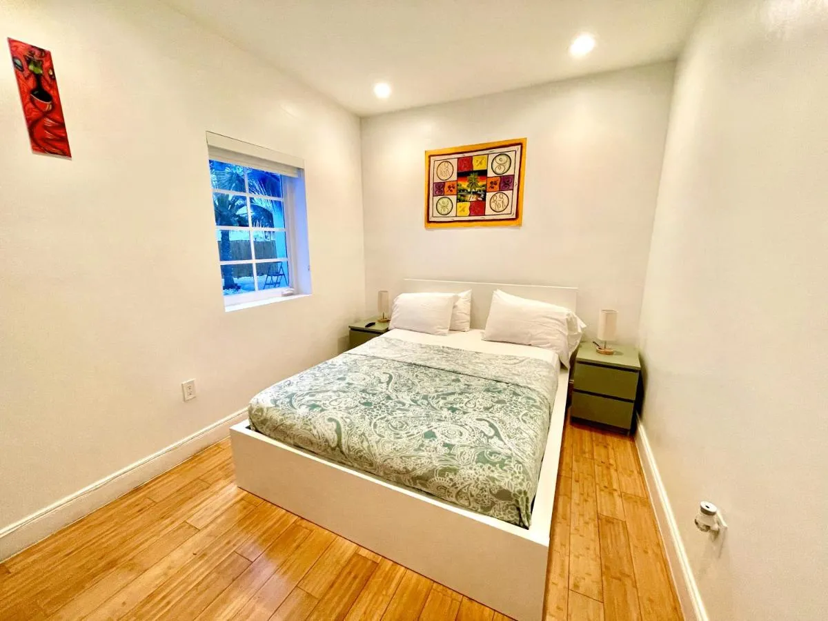 Image 6 of 8 GUESTS LUXURIOUS ELEGANT SOUTH BEACH SUITE