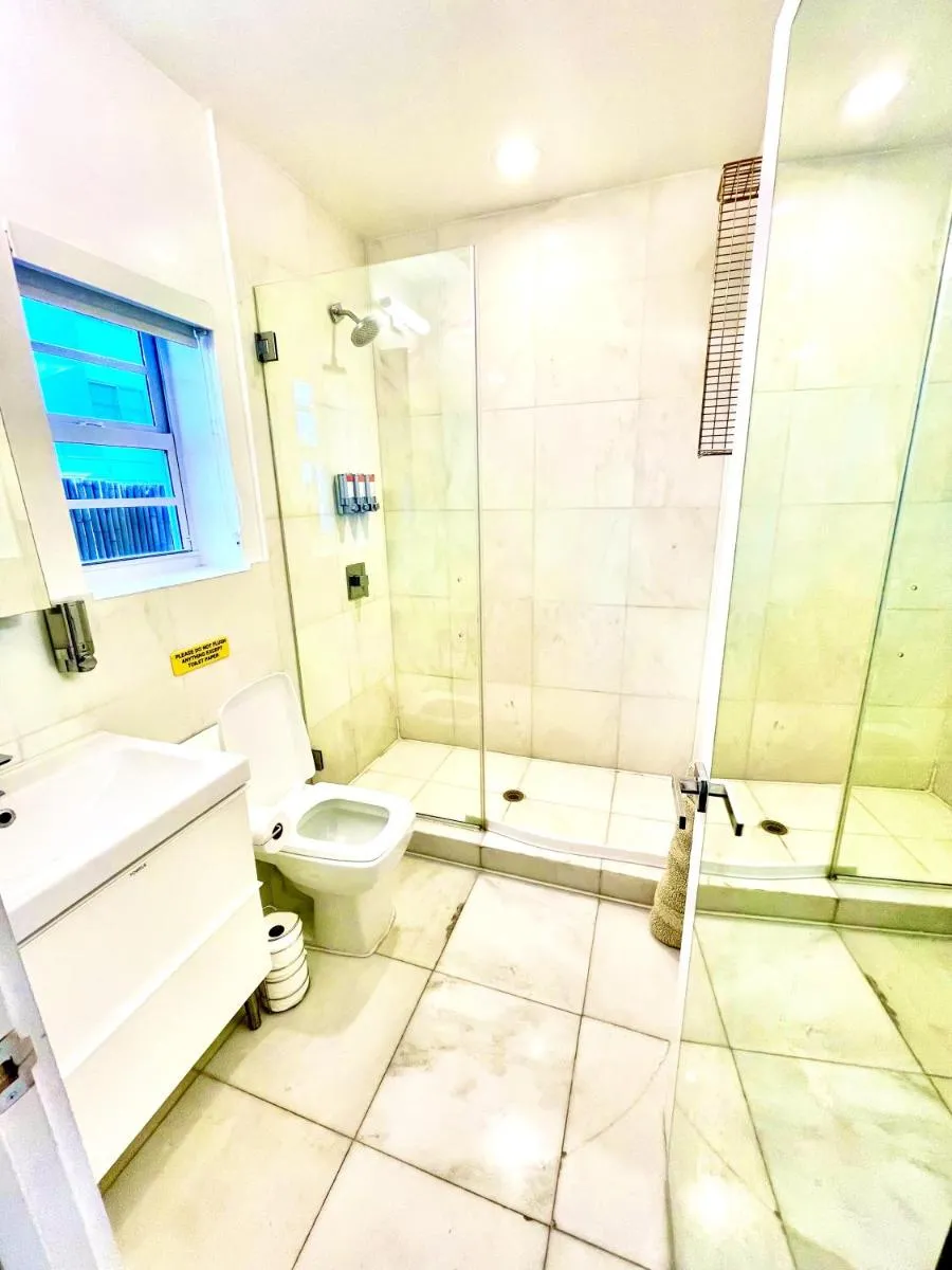 Image 3 of 8 GUESTS LUXURIOUS ELEGANT SOUTH BEACH SUITE