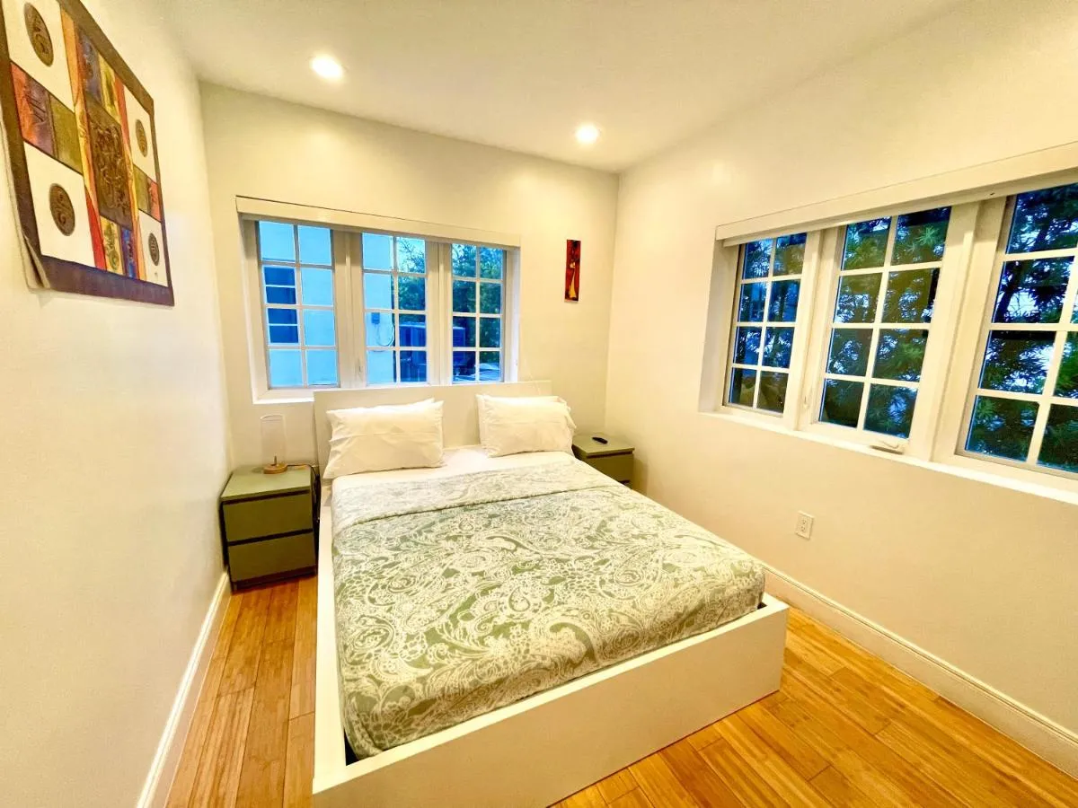 Image 1 of 8 GUESTS LUXURIOUS ELEGANT SOUTH BEACH SUITE