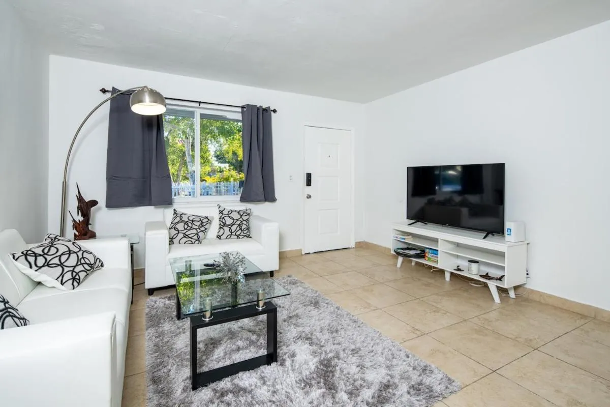 Image 4 of Abundant 3BD Home King Bed Free parking Wi-Fi
