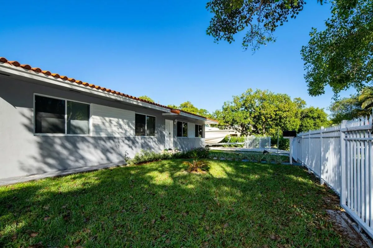 Image 5 of Abundant 3BD Home King Bed Free parking Wi-Fi