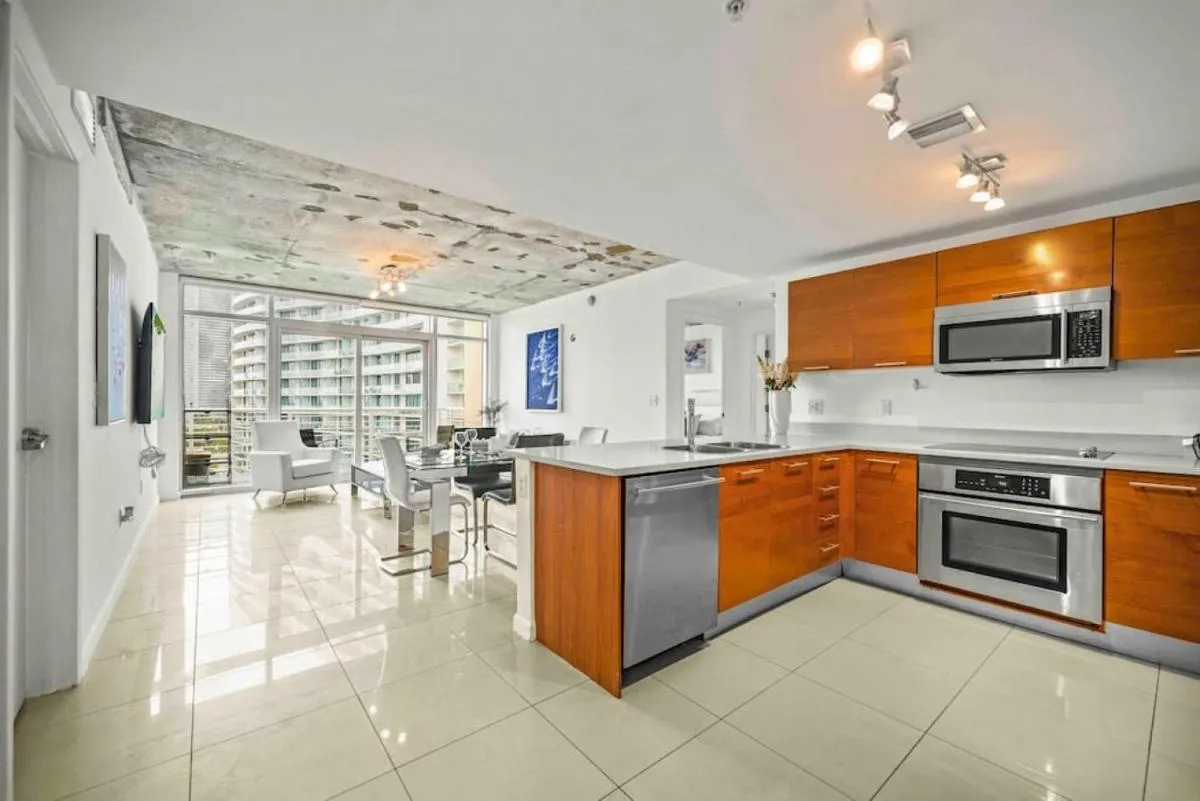 Image 4 of Amazing 2 Bed in Midtown with FREE Parking