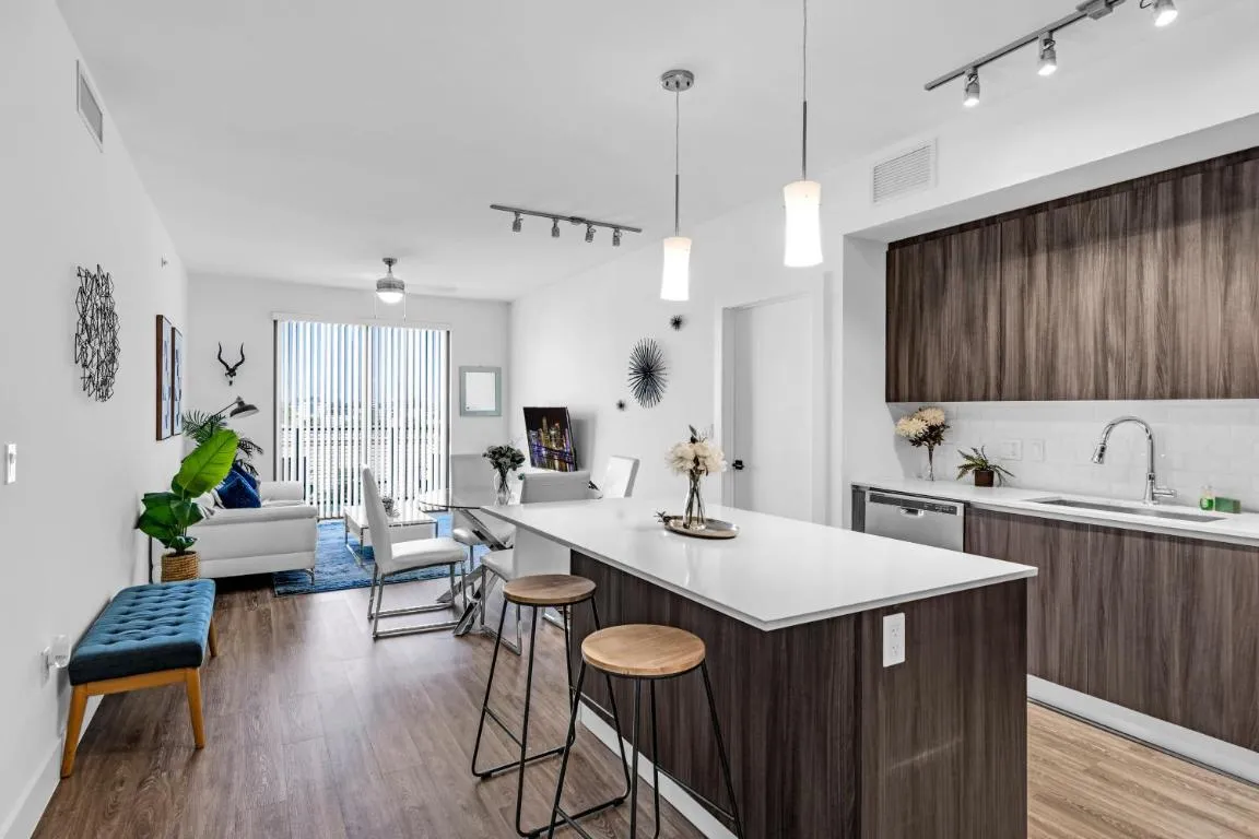 Image of Amazing 2 Bedroom Unit In Doral Miami With Free Parking