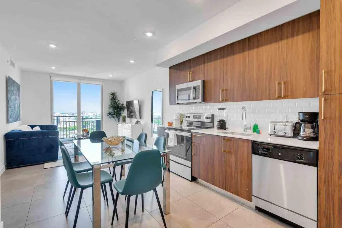 Image of Amazing 3 Bed Unit in DWNTWN Miami With Free Parking