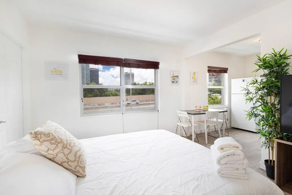 Image of B06 5 min from beach studio Midtown