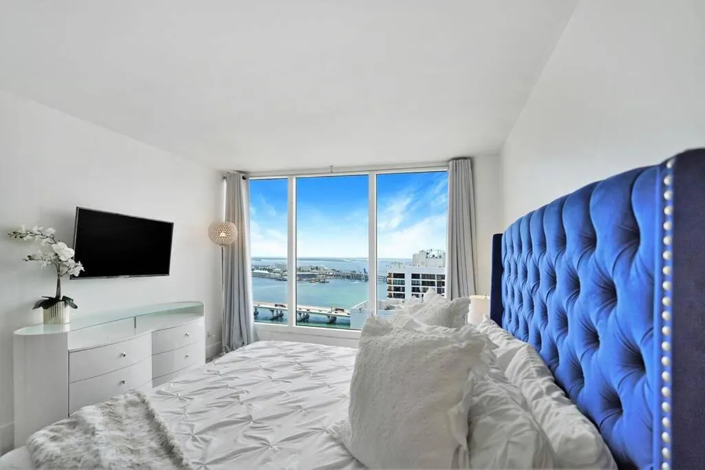 Image 5 of Bay Watch Penthouse! Direct Water Views!