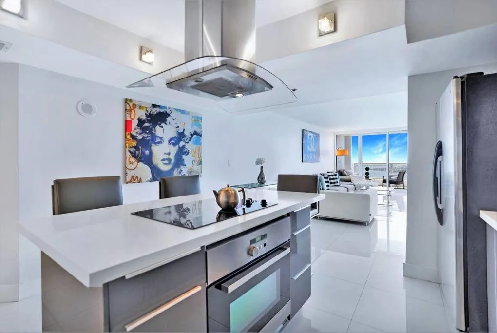 Image 4 of Bay Watch Penthouse! Direct Water Views!