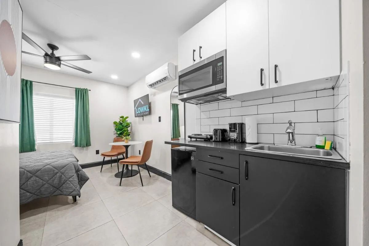 Image 2 of Baybreeze Apartments by Lowkl