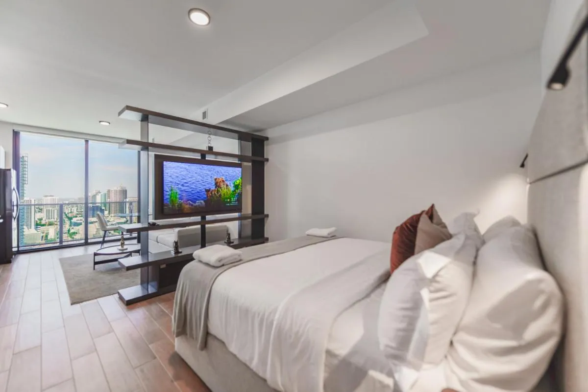 Image 2 of Bayside Luxury: Studio Near Bayfront Park