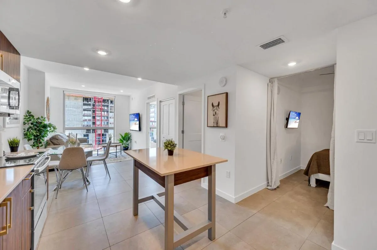 Image 1 of Beautiful Unit with Amazing View & Free Parking