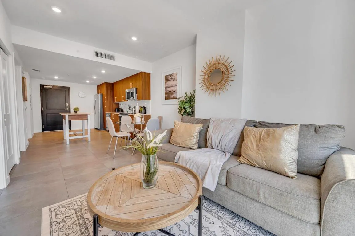 Image of Beautiful Unit with Amazing View & Free Parking