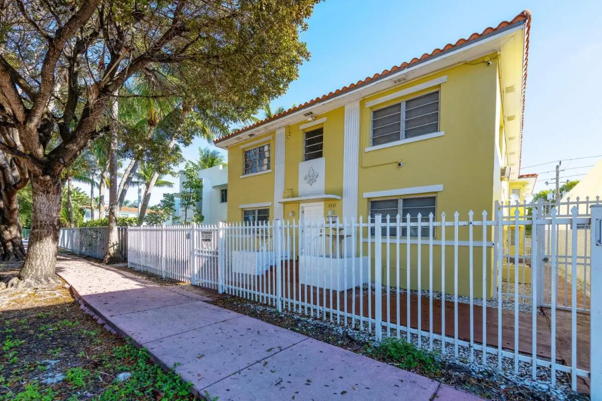 Image 4 of Bellamor Apts at 5th St Shopping Mall