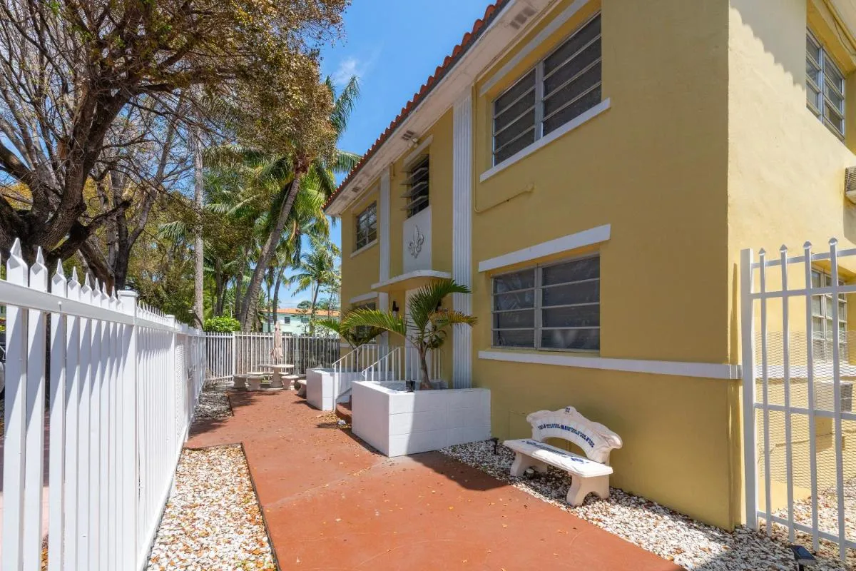 Image 3 of Bellamor Apts at 5th St Shopping Mall