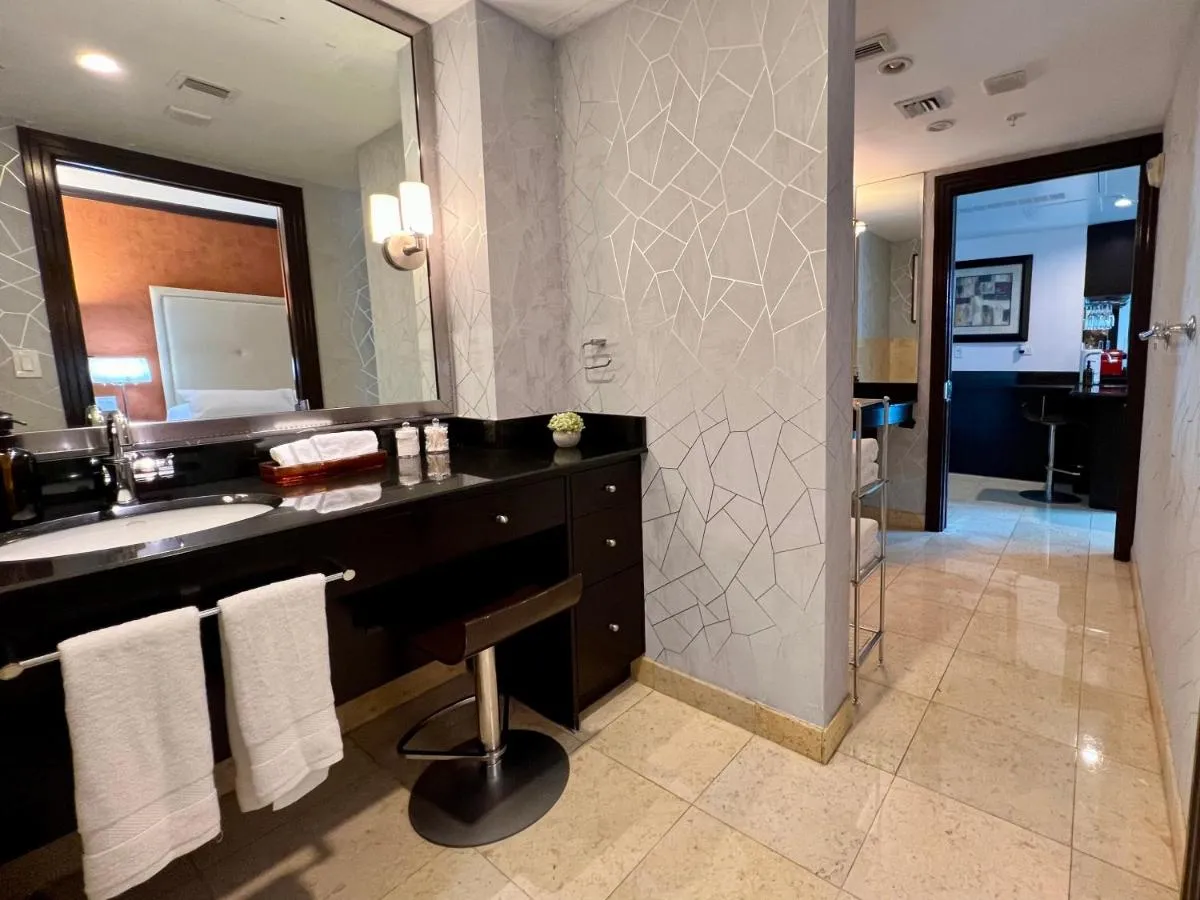 Image 2 of Boutique Suites 3 min walk to beach