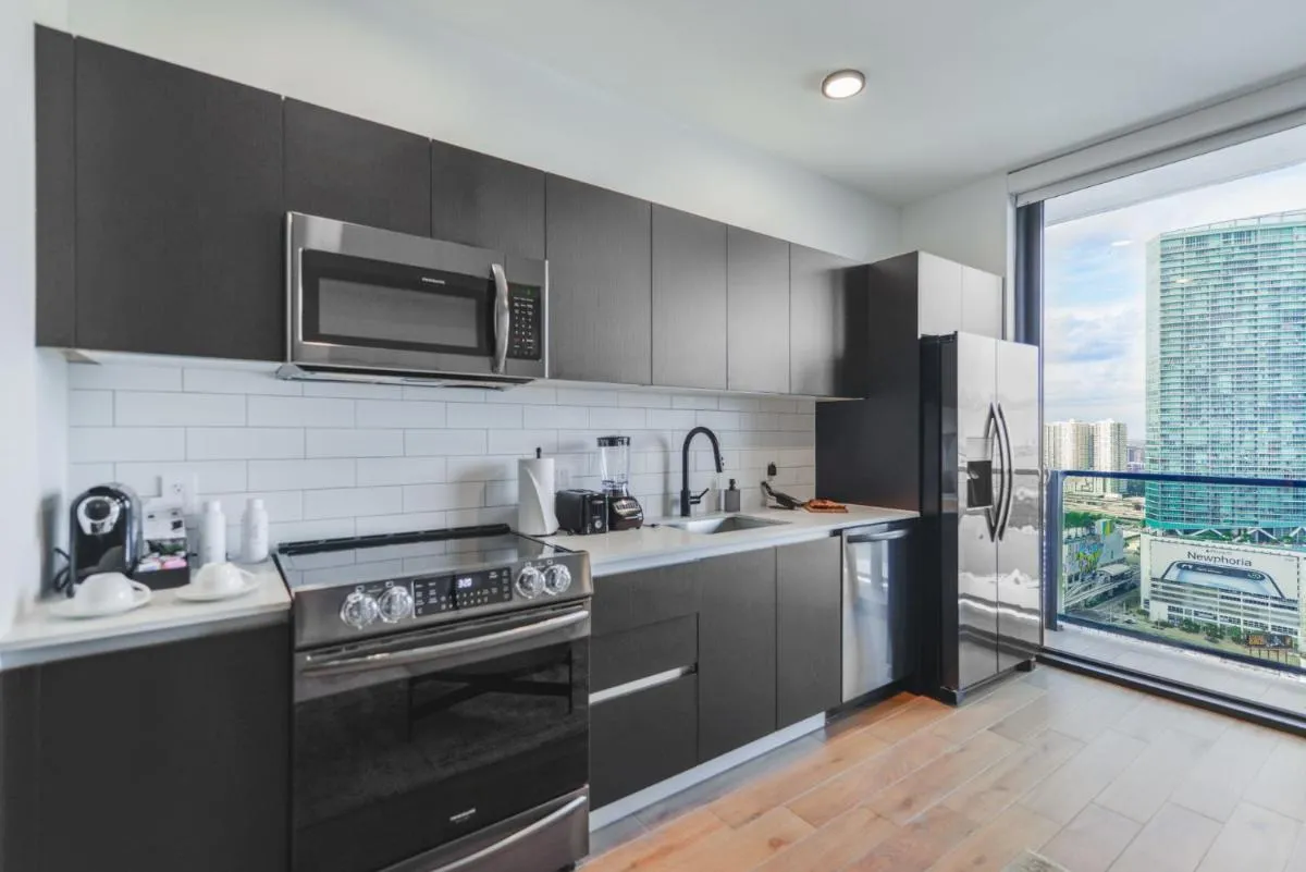 Image 3 of Breathtaking Studio with Bay & City Views