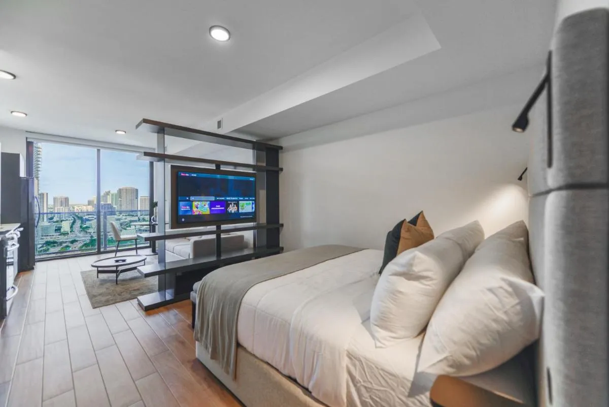 Image 2 of Breathtaking Studio with Bay & City Views