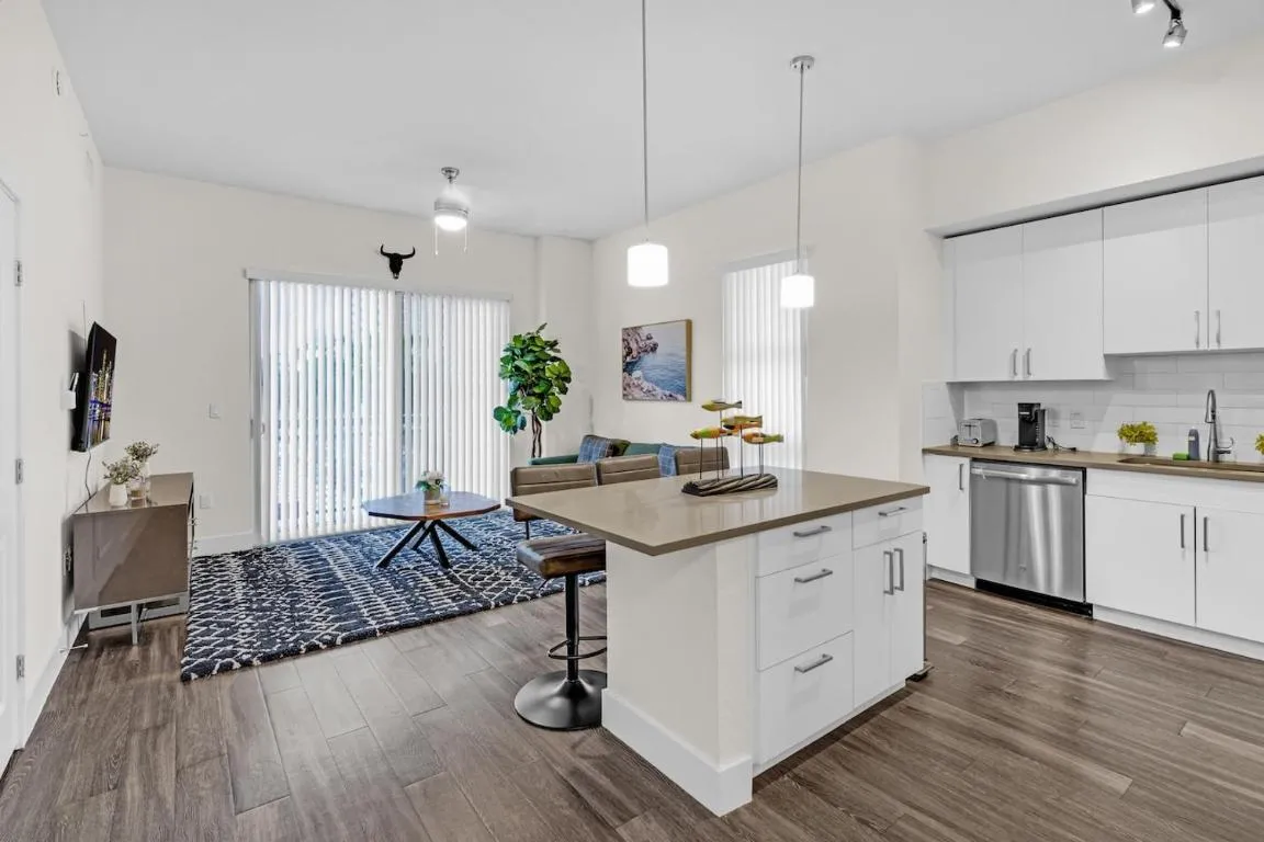 Image of Bright and Airy 2 Bed on Biscayne Blvd with Free Park