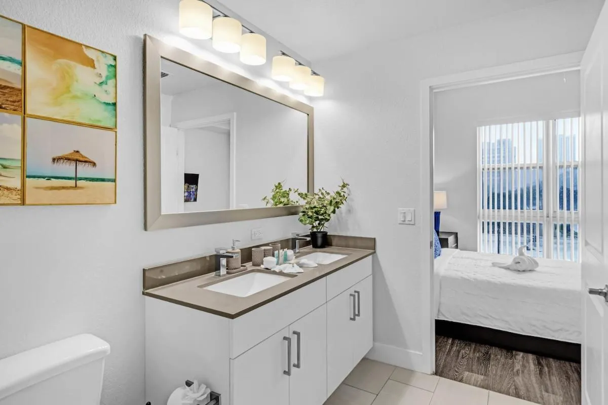 Image 2 of Bright and Airy 2 Bed on Biscayne Blvd with Free Park