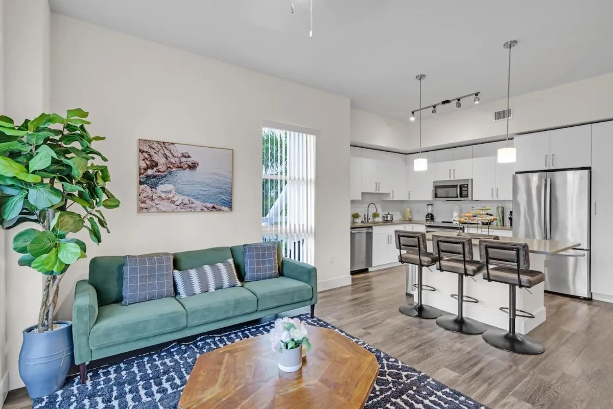 Image 4 of Bright and Airy 2 Bed on Biscayne Blvd with Free Park
