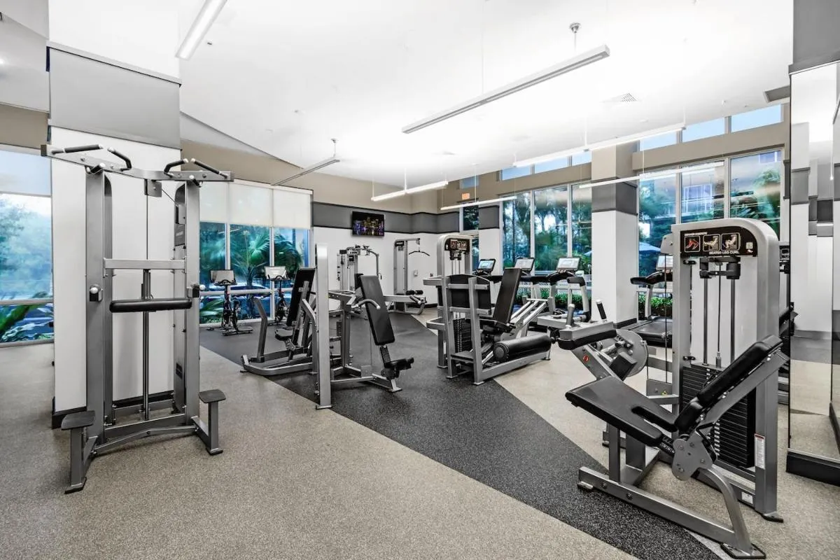 Image 5 of Bright and Airy 2 Bed on Biscayne Blvd with Free Park