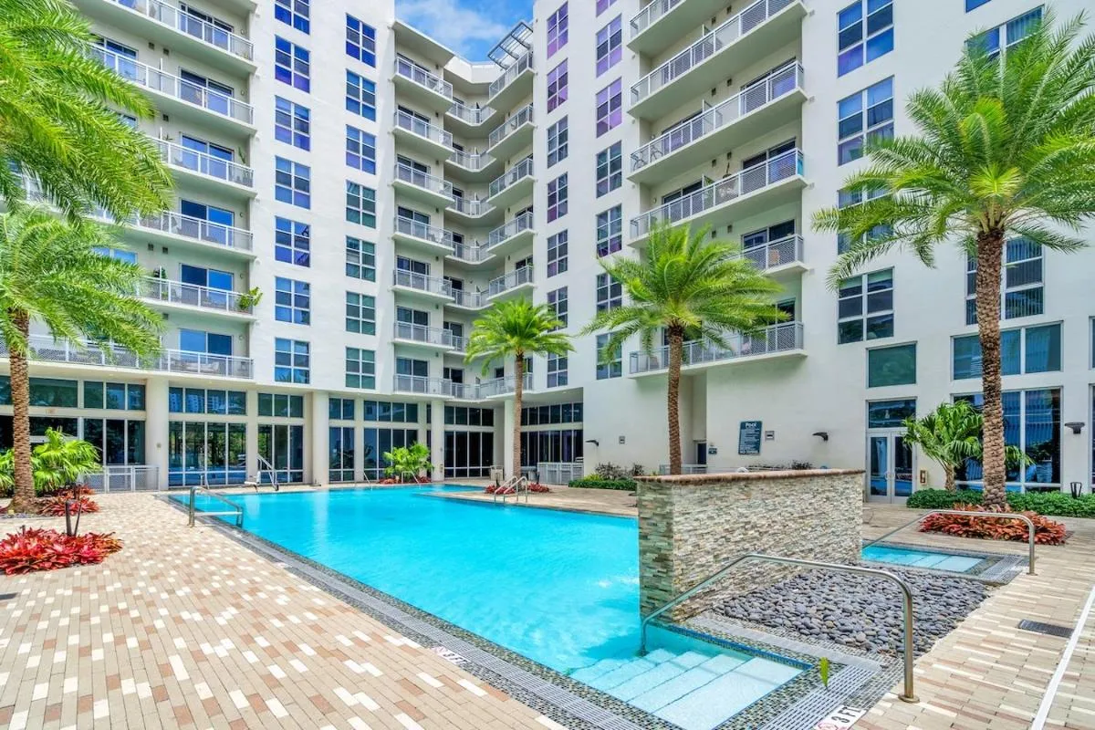 Image 3 of Bright and Airy 2 Bed on Biscayne Blvd with Free Park