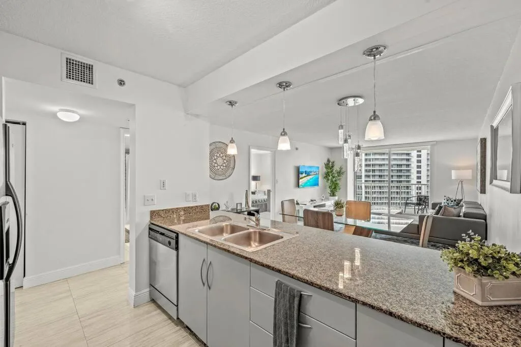 Image 3 of CENTRAL UNIT WITH OCEAN & CITY VIEW CLUB AT BRICKELL BAY