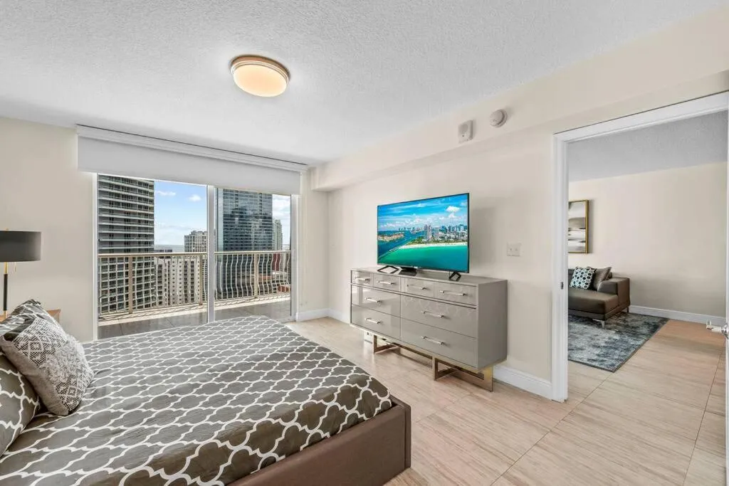 Image 6 of CENTRAL UNIT WITH OCEAN & CITY VIEW CLUB AT BRICKELL BAY