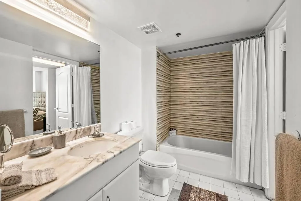 Image 2 of CENTRAL UNIT WITH OCEAN & CITY VIEW CLUB AT BRICKELL BAY