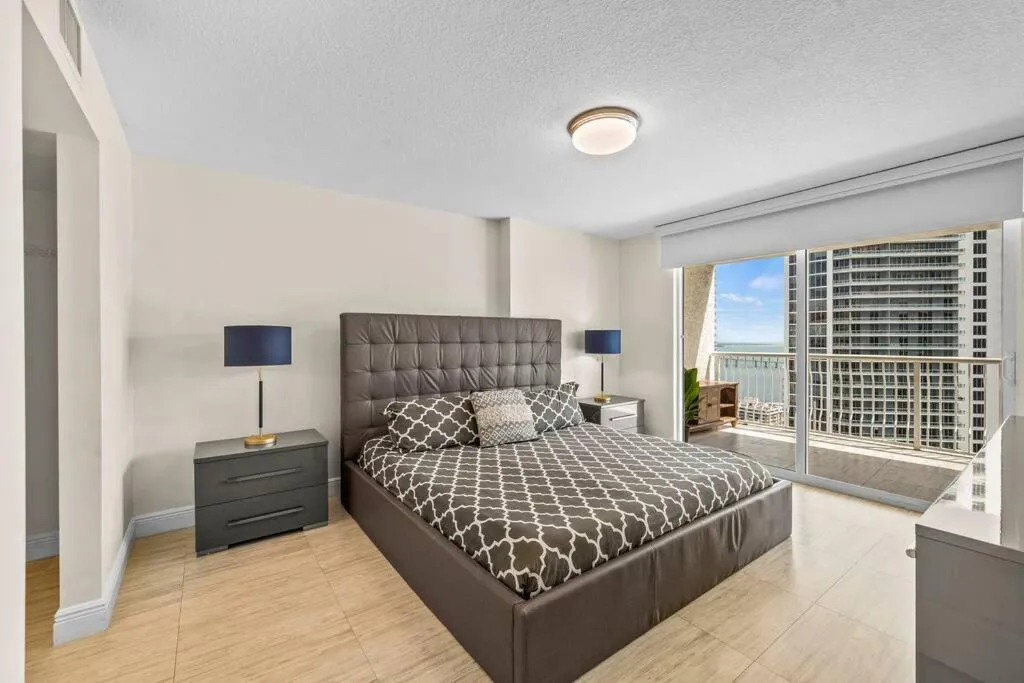 Image 1 of CENTRAL UNIT WITH OCEAN & CITY VIEW CLUB AT BRICKELL BAY