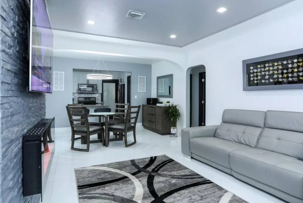 Image 5 of Casa Bella Gated Home with Pool & BBQ 1641