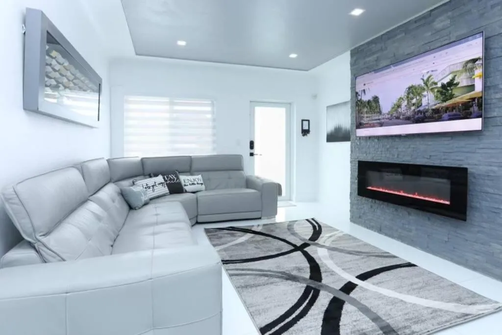 Image 1 of Casa Bella Gated Home with Pool & BBQ 1641